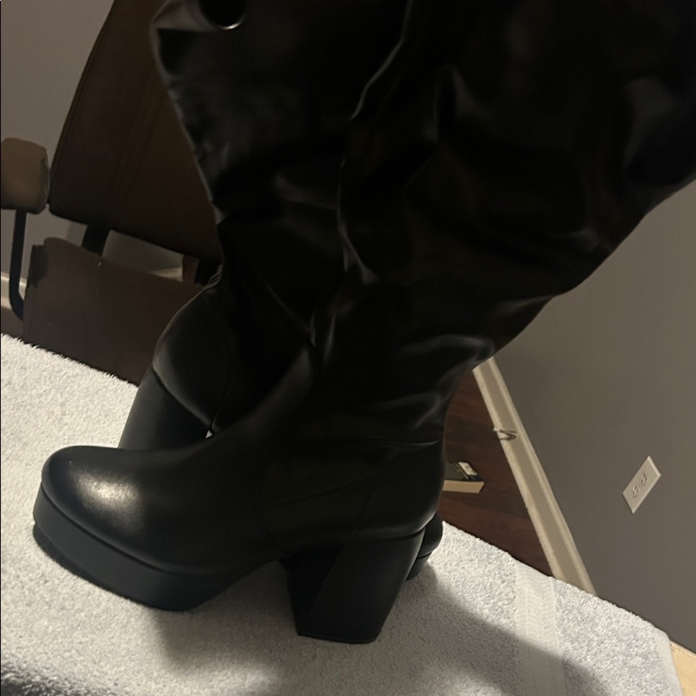 Sleek Black Heeled Boots for Women - Picture 4 of 9